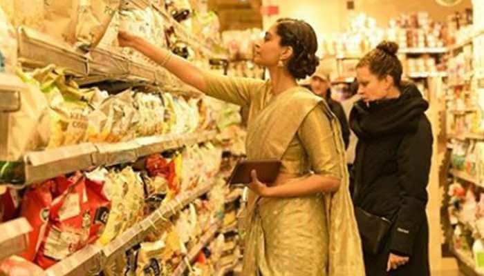Throwback Thursday: Sonam Kapoor shares a BTS photo from &#039;PadMan&#039;