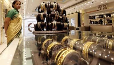 Gold  gains Rs 90 to trade at Rs 32,040 per 10 gram