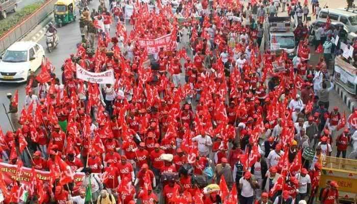 Ayodhya nahi, karz maafi chahiye: Farmers&#039; chant echo during Kisan Mukti March in Delhi