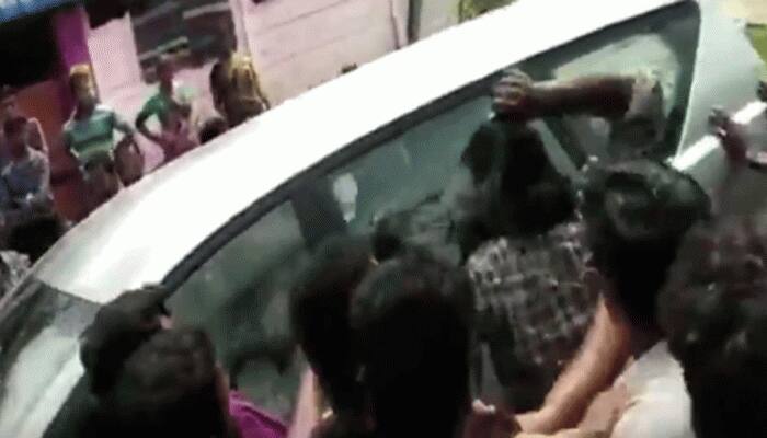 Tamil Nadu minister&#039;s car attacked by mob during visit to Cyclone Gaja-hit areas