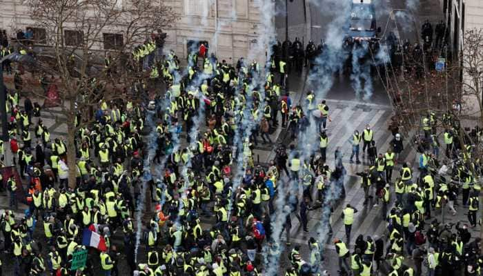 Police clash with &#039;yellow vest&#039; protesters in Paris