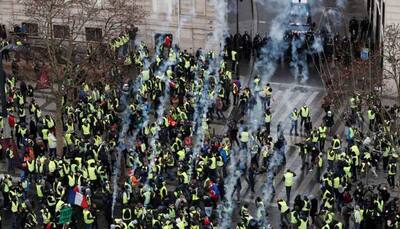 Police clash with 'yellow vest' protesters in Paris