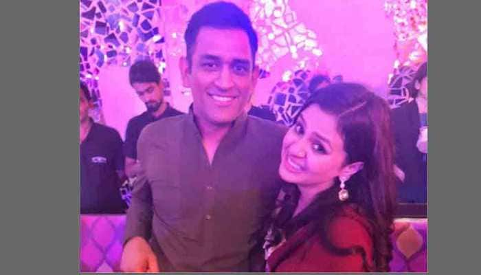 Mahendra Singh Dhoni ties wife Sakshi Dhoni&#039;s shoes and internet can&#039;t keep calm — See photo