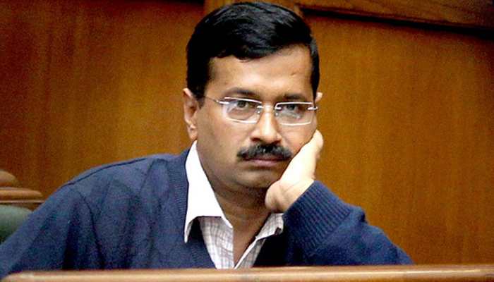 Watch: Nitin Gadkari rescues Arvind Kejriwal's speech after BJP workers troll CM by coughing Watch: Nitin Gadkari rescues Arvind Kejriwal's speech after BJP workers troll CM by coughing