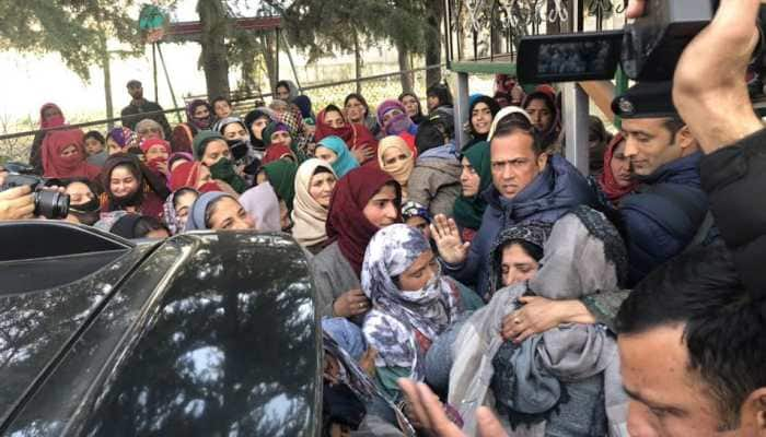 Mehbooba Mufti threatens J&amp;K Governor, police after meeting terrorist&#039;s family 