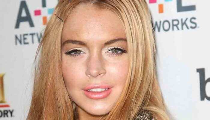 Lindsay Lohan goes nude for photo, gets slammed by fans