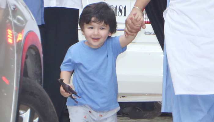 Taimur Ali Khan's latest pic with mommy Kareena and daddy Saif is breaking the internet—See pic Taimur Ali Khan's latest pic with mommy Kareena and daddy Saif is breaking the internet—See pic