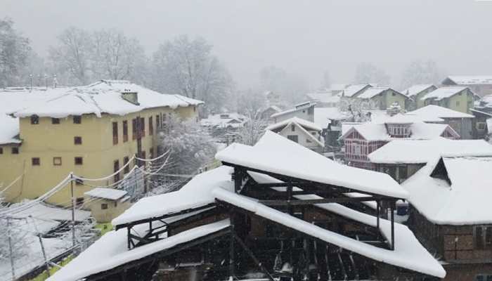 Heavy snowfall in Kashmir Valley; Jammu-Srinagar National Highway closed, power supply cut Heavy snowfall in Kashmir Valley; Jammu-Srinagar National Highway closed, power supply cut