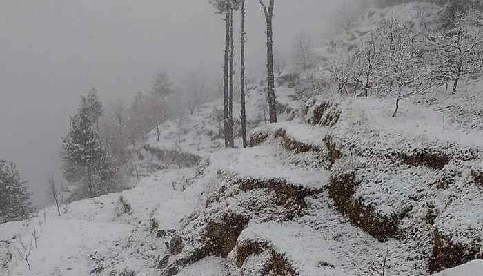 Heavy snowfall, frozen roads force Kashmiris to remain indoors 