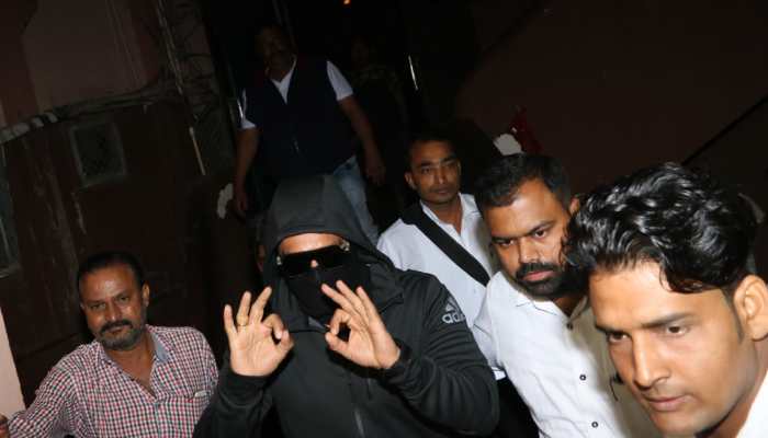 Ranveer Singh covers his face to trick onlookers, watches &#039;Simmba&#039; late night—See pics