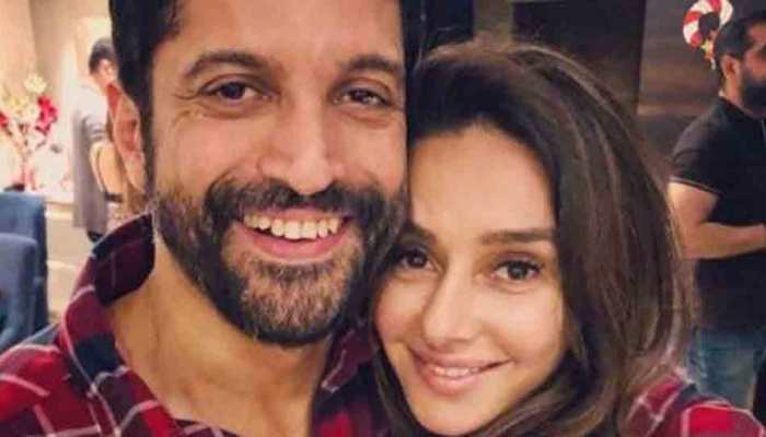 Farhan Akhtar, Shibani Dandekar exchange rings, to tie the knot in April 2019?