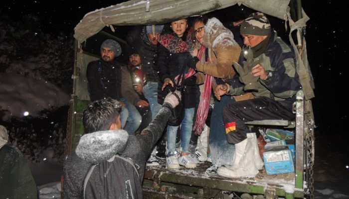 Indian Army rescues 150 tourists stranded in Sikkim's heavy snowfall within two hours Indian Army rescues 150 tourists stranded in Sikkim's heavy snowfall within two hours