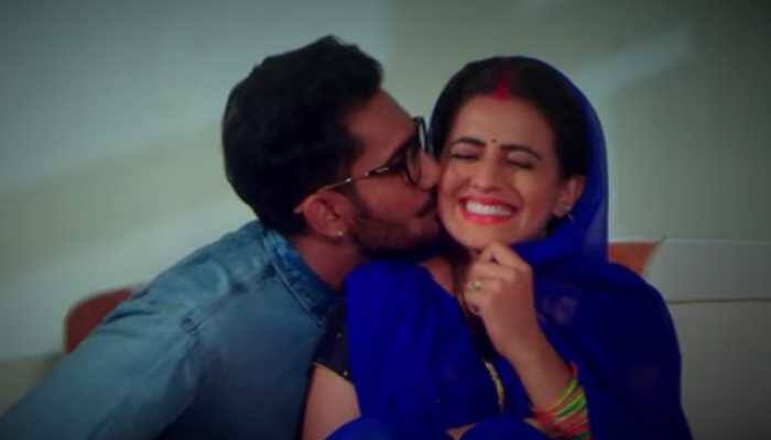 Akshara Singh's 'Collagiya Balamua' song goes viral—Watch