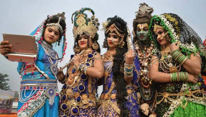 Kumbh Mela 2019: 'Kinnar Akhada' joins 'Juna Akhada' to participate in 'Shahi Snan'