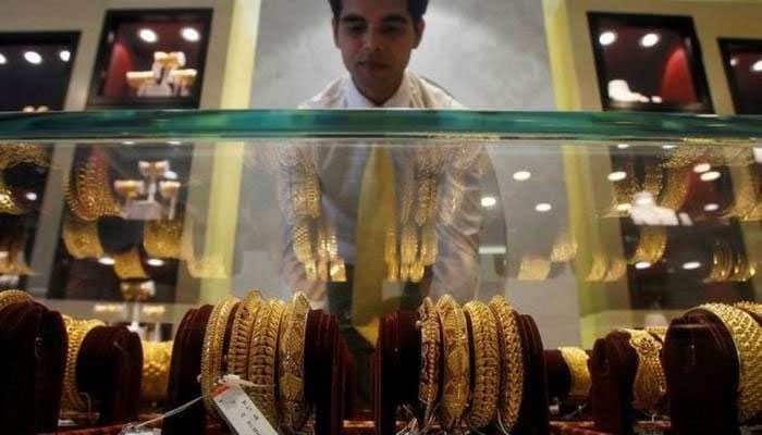 Gold surges to Rs 33,100 on jewellers&#039; buying