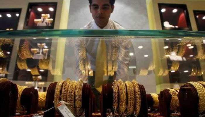 Gold surges to Rs 33,100 on jewellers' buying