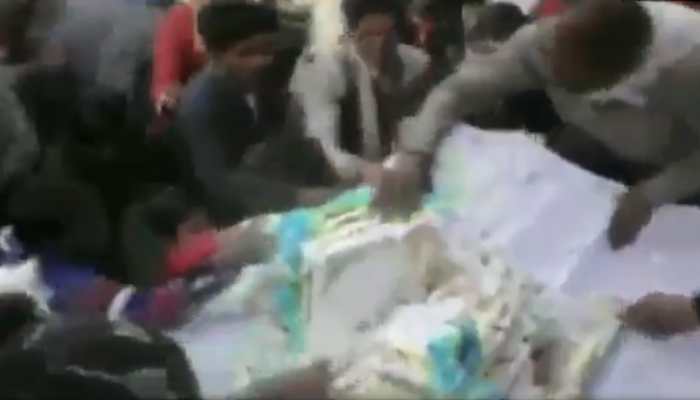 Watch: People &#039;loot&#039; Mayawati&#039;s multi-layered birthday cake