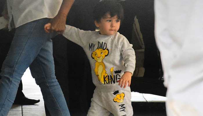 &#039;My Dad is the king&#039;, reads Taimur Ali Khan&#039;s sweatshirt and you will fall in love with his expression!