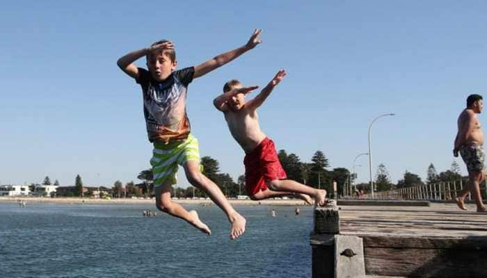 Roads melting as Australian heat wave drags on