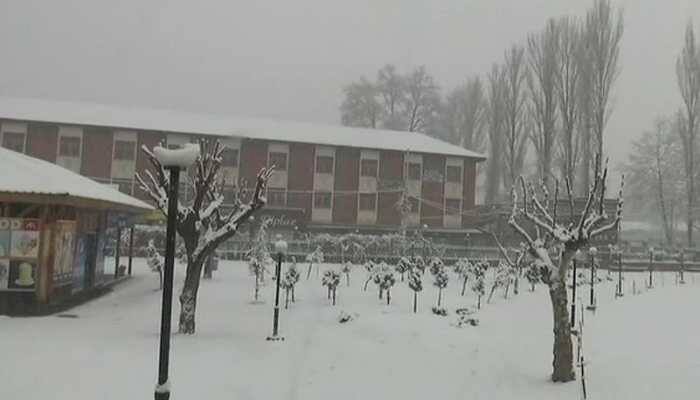 Heavy snowfall in Kashmir Valley, temperature drops further