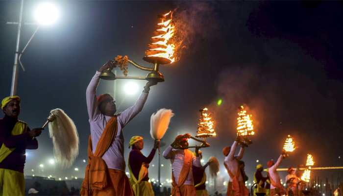 Kumbh Mela 2019: Meet &#039;Machaan wale baba&#039; who interacts, greets everyone from machaan