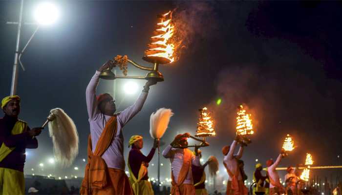 Kumbh Mela 2019: Meet 'Machaan wale baba' who interacts, greets everyone from machaan