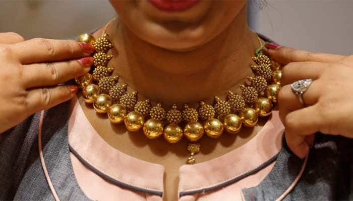 Gold gains on jewellers&#039; buying, silver steady