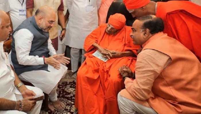 Devotees throng Sree Siddaganga math to pay tribute to Lingayat seer Shivakumara Swami, last rites at 4.30 pm on Tuesday