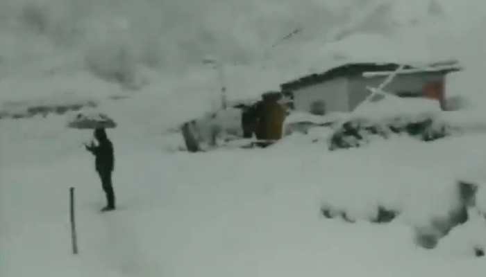 Avalanche hits Jawahar tunnel, Jammu-Srinagar highway closed