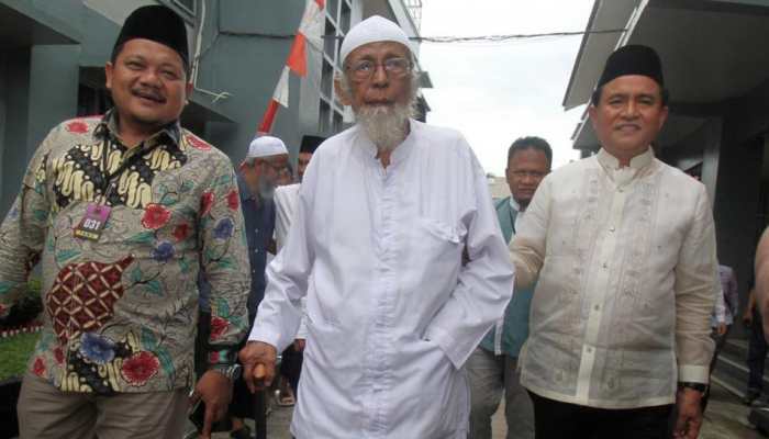 Indonesia weighs early release of cleric linked to Bali bombings