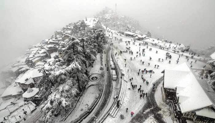 North India hit by heavy snowfall, rains; avalanche claims 2 lives in J&amp;K