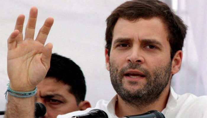 Photographer falls, Rahul Gandhi comes to rescue - Watch