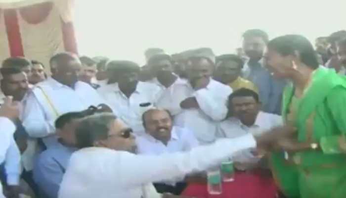 Former Karnataka CM Siddaramaiah loses cool, pulls woman&#039;s dupatta during a public meeting