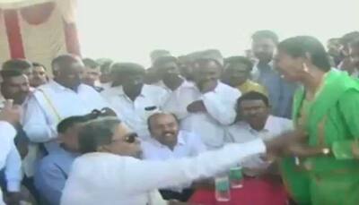 Former Karnataka CM Siddaramaiah loses cool, pulls woman's dupatta during a public meeting