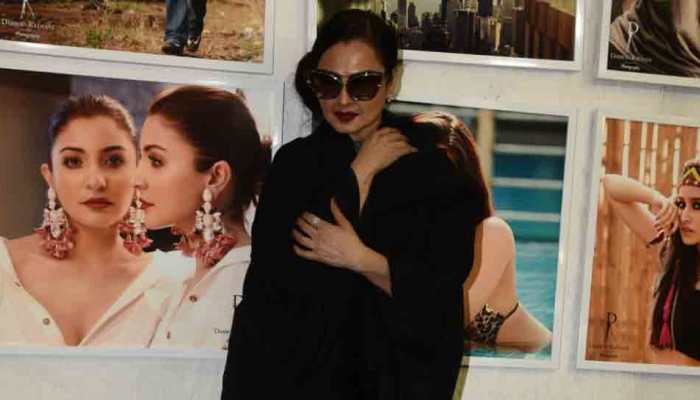 Rekha accidentally poses in front of Amitabh Bachchan&#039;s photo and her reaction is hilarious — Watch 