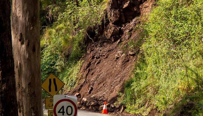 Landslide hits Jammu-Srinagar highway Landslide hits Jammu-Srinagar highway