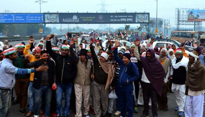 Ove 1500 farmers tie their hands in symbolic protest at DND