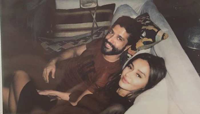 Farhan Akhtar&#039;s little love note for girlfriend Shibani Dandekar spills romance—See pic