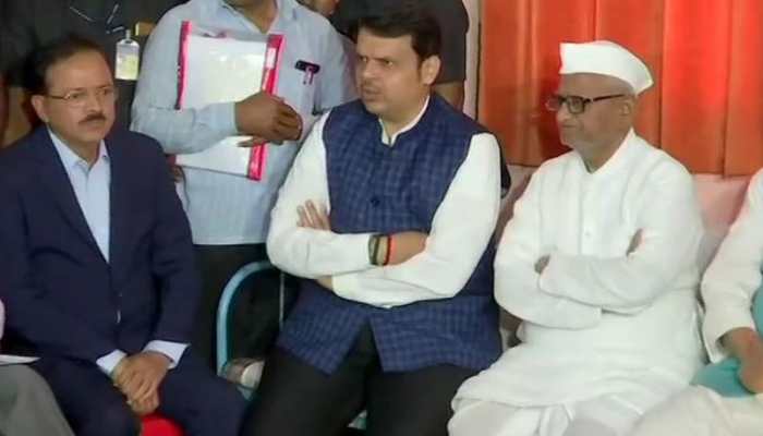 Maharashtra Chief Minister Devendra Fadnavis meets Anna Hazare as his indefinite fast enters seventh day