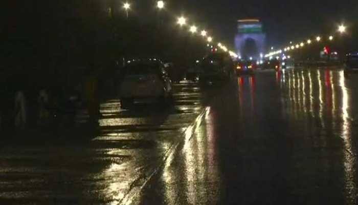 Rain lashes Delhi-NCR, causes traffic snarls at several places