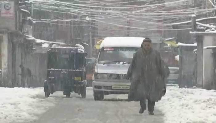 Airport operations in Srinagar hit due to heavy snowfall