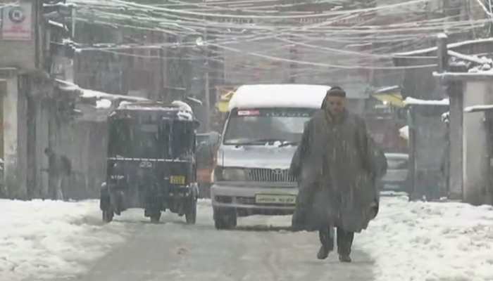 Airport operations in Srinagar hit due to heavy snowfall