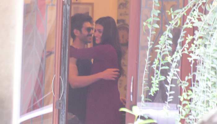 Kartik Aaryan-Kriti Sanon exchange a warm hug upon catching up for a meet - See Pics