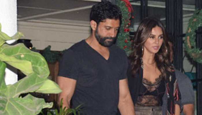 Farhan Akhtar-Shibani Dandekar chill by the beach, share vacay pics!