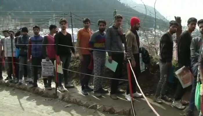 2500 Kashmiri youth brave snow, rain to participate in Indian Army&#039;s recruitment drive