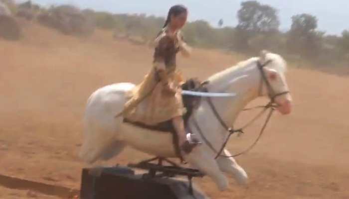 This video of Kangana Ranaut fighting the British on an electric horse will leave you in splits-Watch