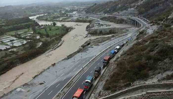 Jammu-Srinagar national highway remains closed for third day, 1,700 vehicles stranded