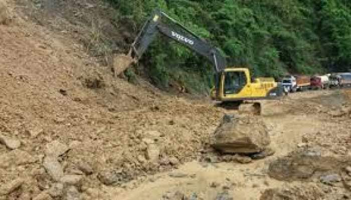 Jammu-Srinagar National Highway remains closed for second day