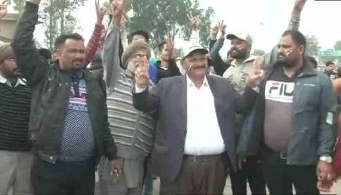 People gather at Attari-Wagah border, await return of captured pilot