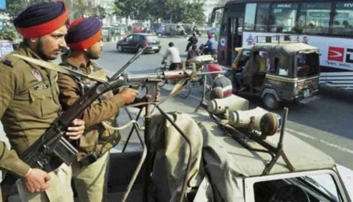 Punjab Police distribute food among stranded Pakistani nationals